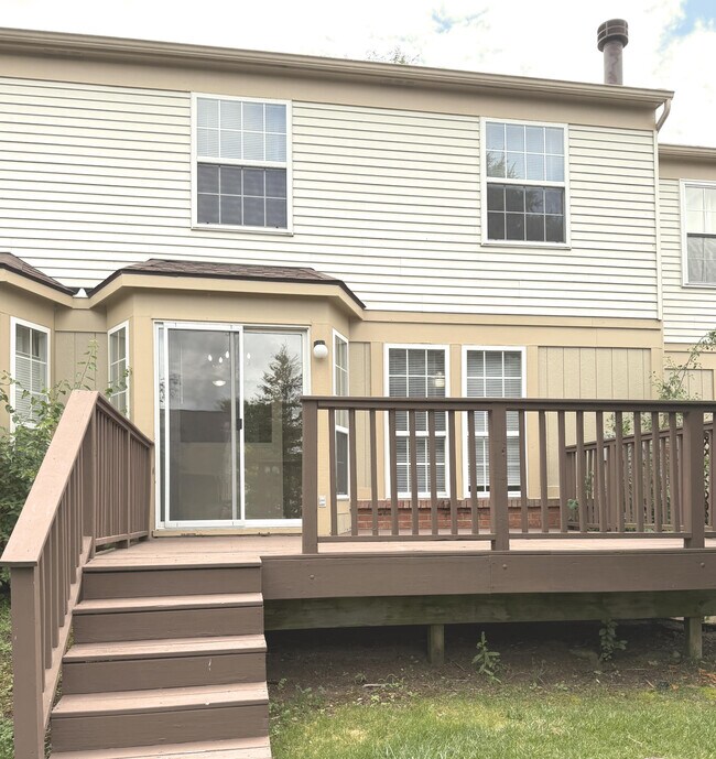 Building Photo - 3112 Village Cir N