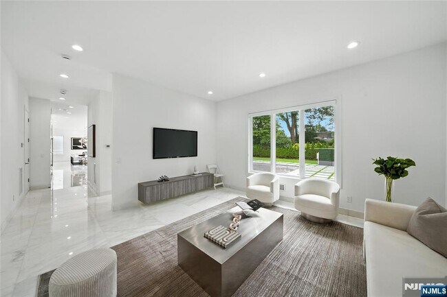 Building Photo - 44 Floral Terrace