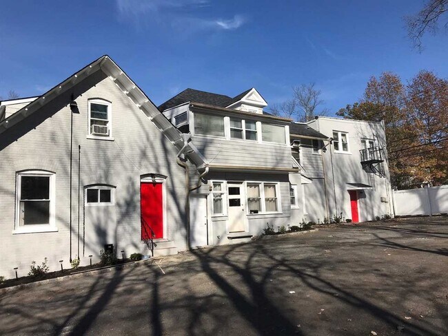 Building Photo - 425 Plainfield Ave