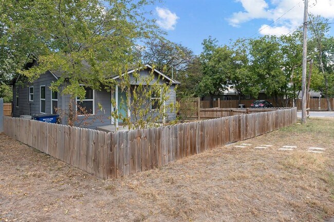 Building Photo - 204 Lessin Ln