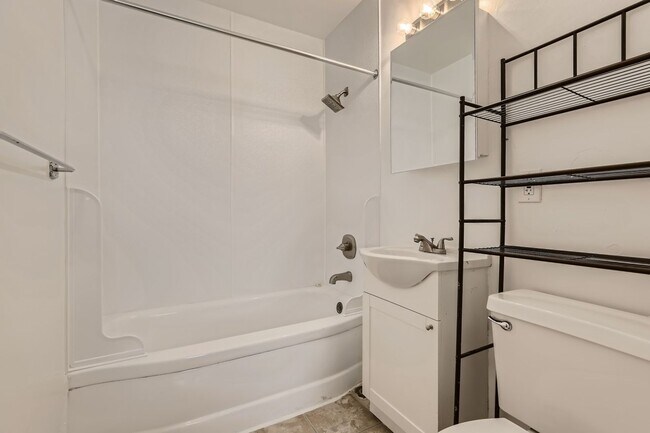 Building Photo - Cozy One Bedroom Condo in Westminster