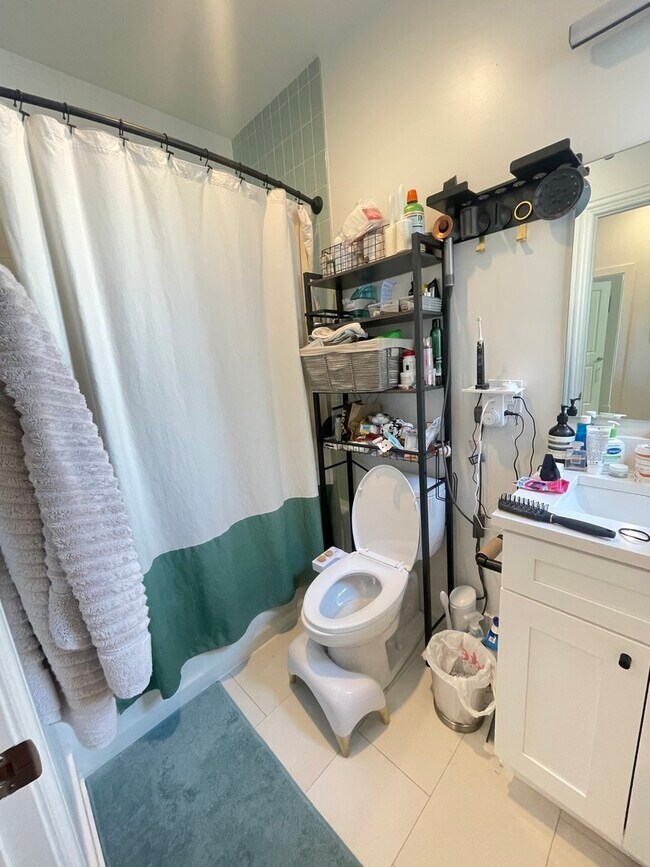 Building Photo - 1856 W Chicago Ave