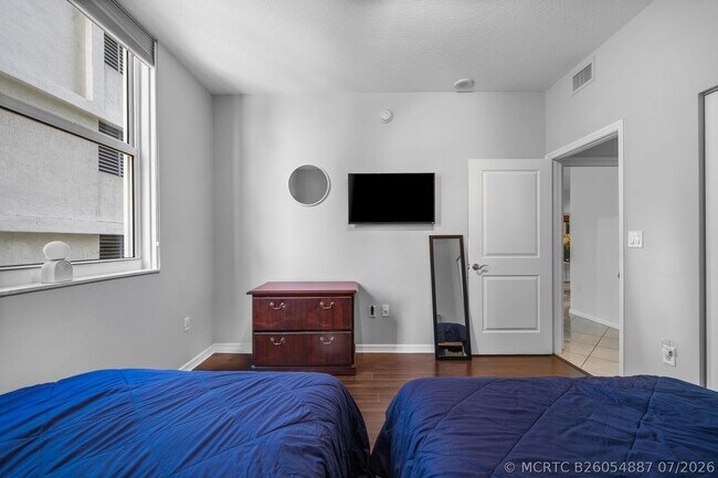 Building Photo - 347 N New River Dr E
