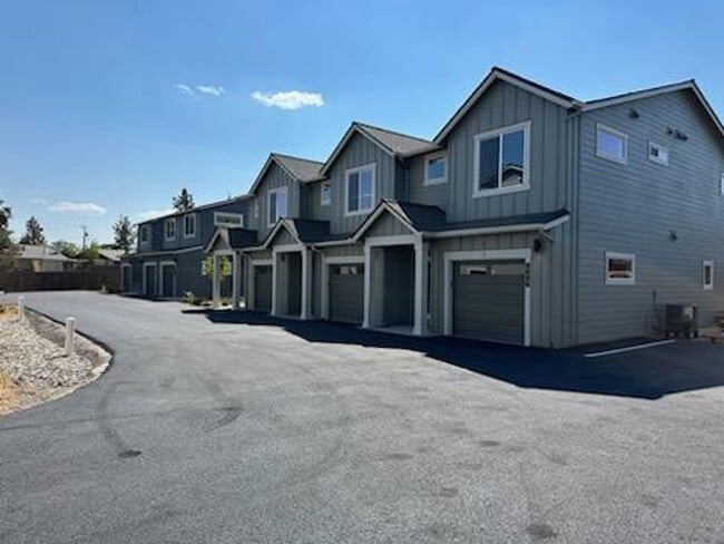 Building Photo - Brand New 3 Bedroom Townhouse