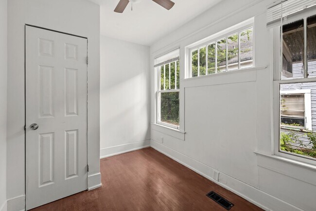 Building Photo - Charming 4 Bedroom, 2 Bathroom house