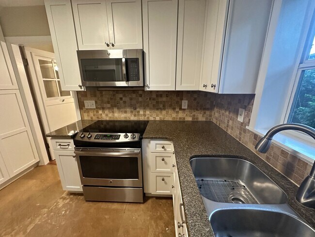 Building Photo - Stunning 3/2 Bungalow near the historic di...