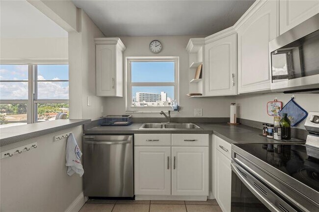 Building Photo - 2860 NE 14th St