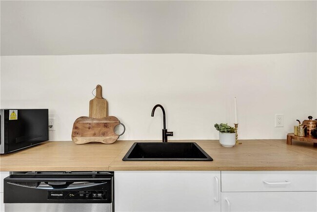 Building Photo - 901 Argonne Ave NE