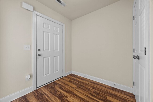 Building Photo - ONE MONTHS RENT FREE FOR THIS SPECIFIC 3 B...