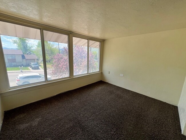Building Photo - Great Property South of Town