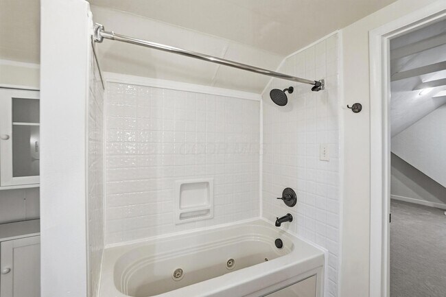 Building Photo - 2695 Bellwood Ave