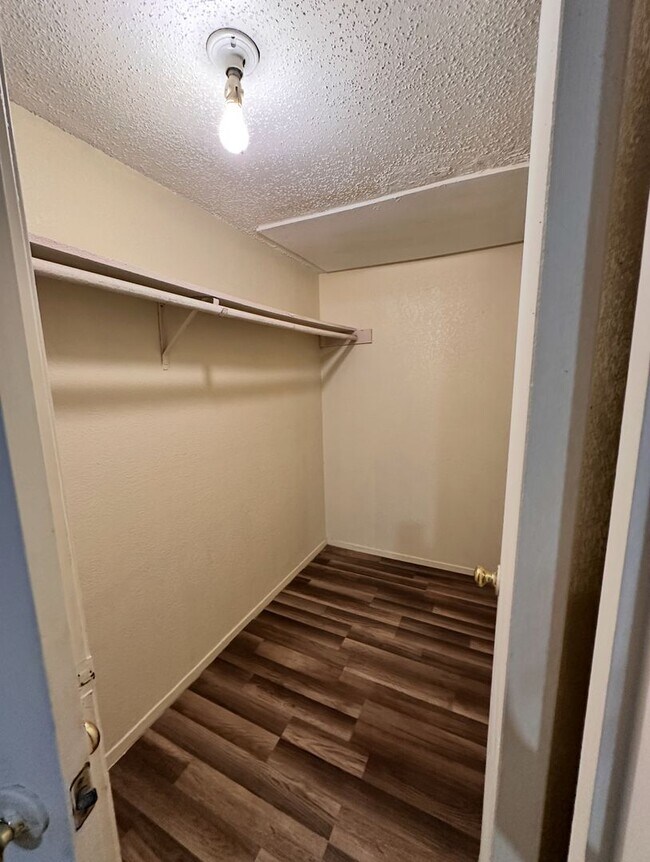 Building Photo - ALL UTILITIES INCLUDED in Cozy and Convenient 1 bedroom