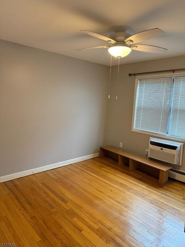 Building Photo - 10 Colonial Dr