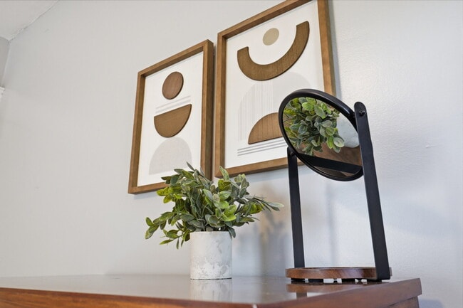Building Photo - Furnished 3-Bedroom, 2-Bath Apartment in North Buffalo