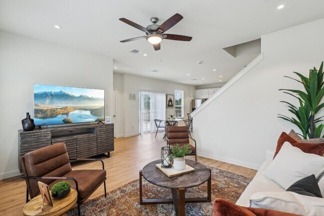 Building Photo - 631 Canvas Ave