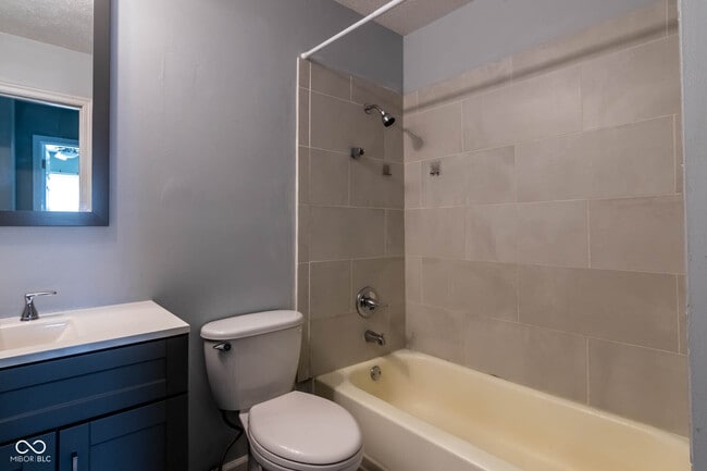 Building Photo - 372 Redbud Pl