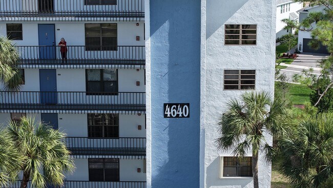 Building Photo - 4640 Lucerne Lakes Blvd W