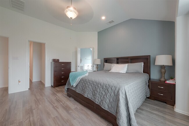 Building Photo - 506 Pecan Landing Ln