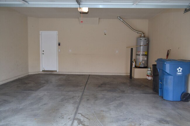 Building Photo - SW - 3 BEDROOMS PLUS LOFT SPACE