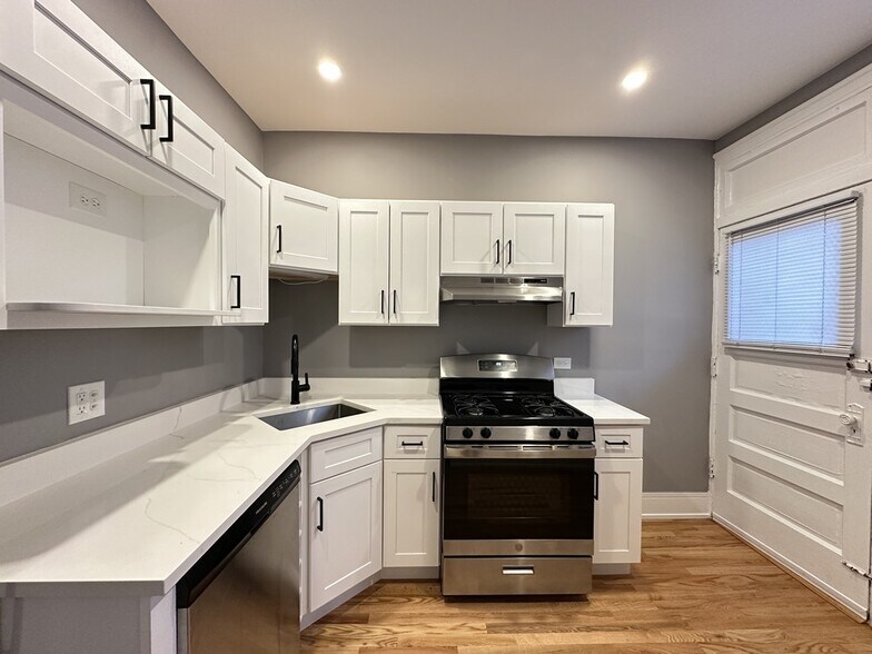 Building Photo - 639 W Cornelia Ave