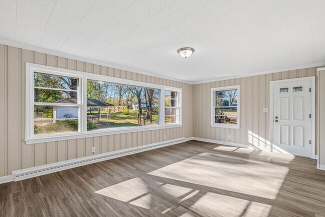 Building Photo - NW - Large Brick Ranch, Updated, Hardwoods, LR, DR, Den, Two Decorative Fire Places, Fenced, Stor...