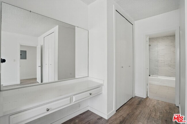 Building Photo - 930 3rd St