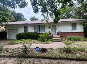 Building Photo - 3 bedroom, 1 bath home in the Hoover Neigh...