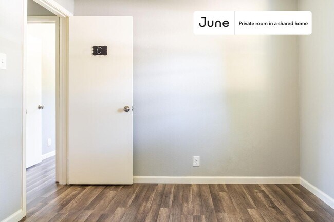 Building Photo - Private bedroom in 3 bed/2 bath Home