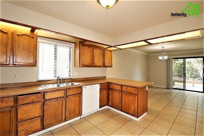 Building Photo - 866 Spaniel Dr