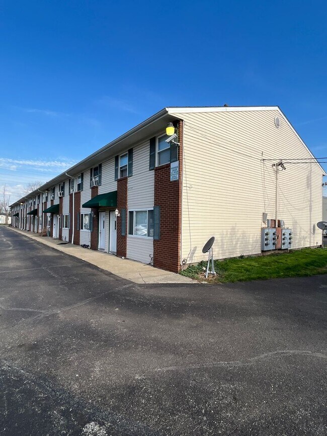 Building Photo - Elyria - updated 2 bedroom/1 bath townhouse.