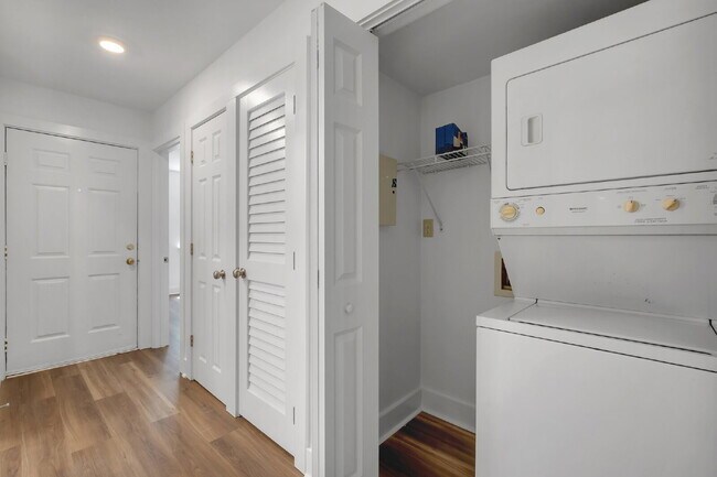 Building Photo - Fully Renovated 2-Bed, 2-Bath Apartment