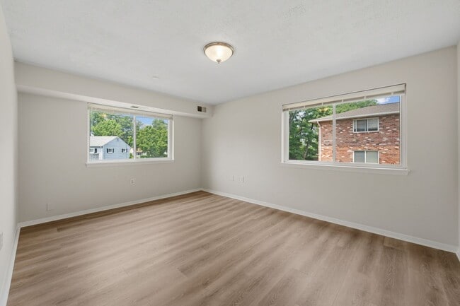 Building Photo - Fairwinds. Renovated and Updated. Spacious 2 bed 2 bath ground level condo in Annapolis!