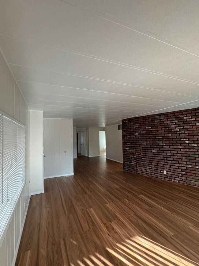Building Photo - Beautiful rehabbed manufacture home in Lak...