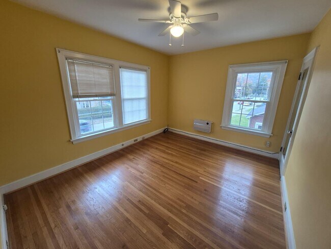 Building Photo - 2843 Ashland Ave