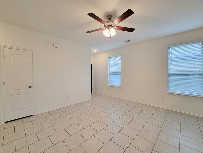 Building Photo - Discover this charming single-story home, ...