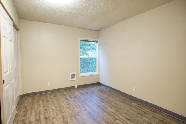 Building Photo - Nicely Updated Top Floor Corner 2-Bdr Near OHSU w/Private Balcony!