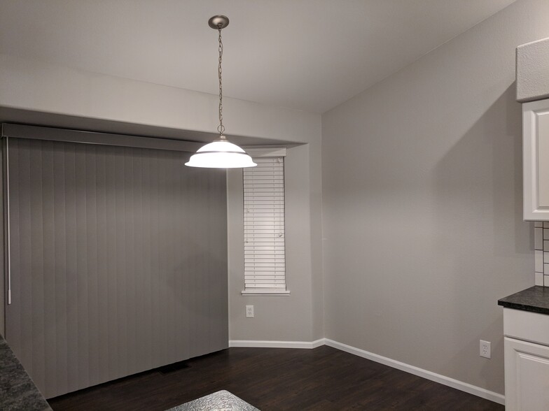 Breakfast Nook - 1913 Crestview Dr