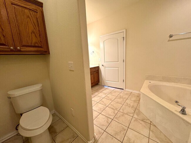 Building Photo - Stunning 2 bedroom 2 bathroom townhome in ...