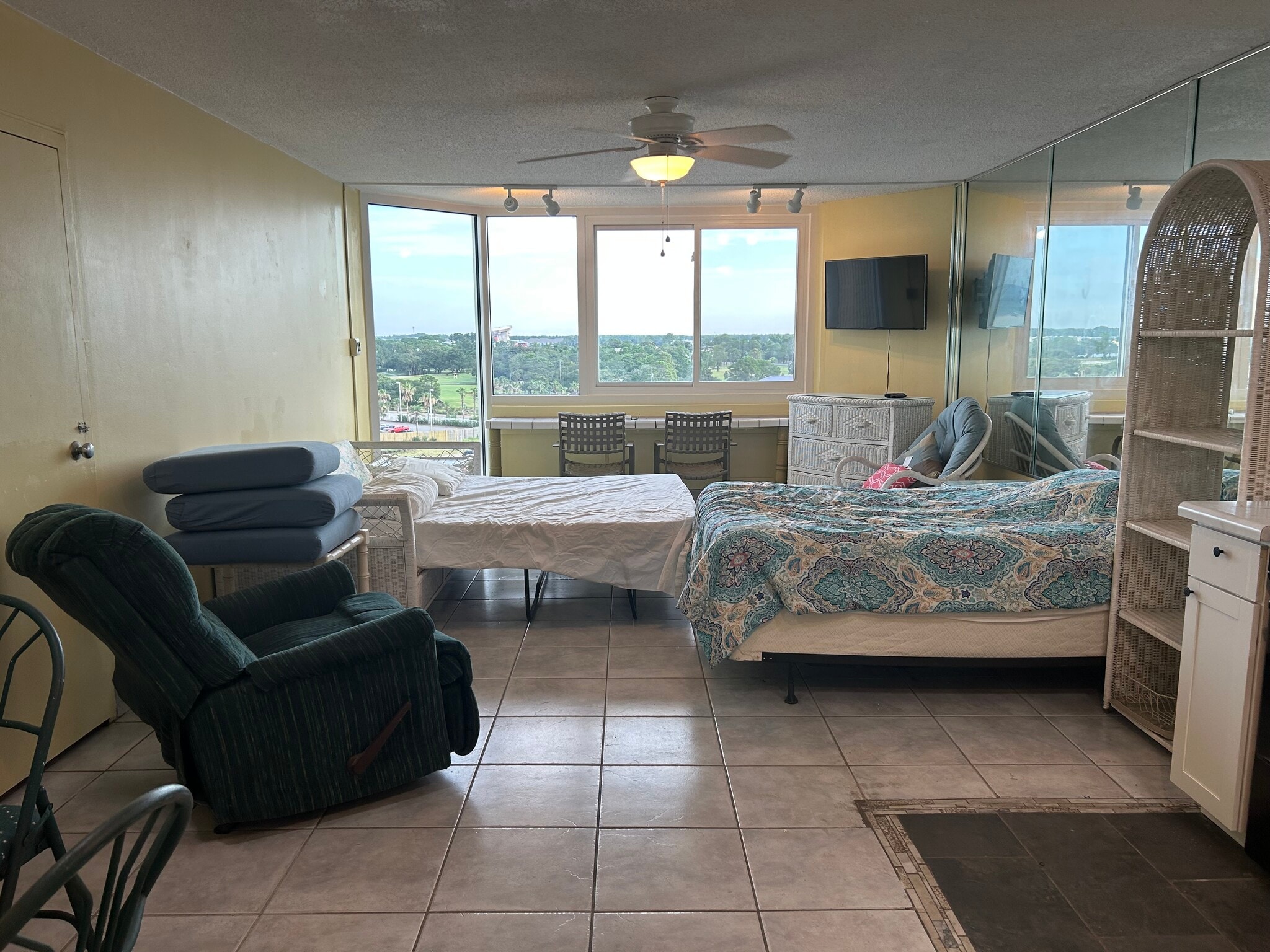 Two Beds - 8817 S Thomas Dr