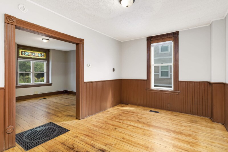 Building Photo - 375 Erie St