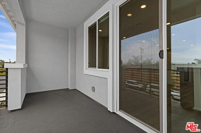 Building Photo - 220 Lockhart Wy
