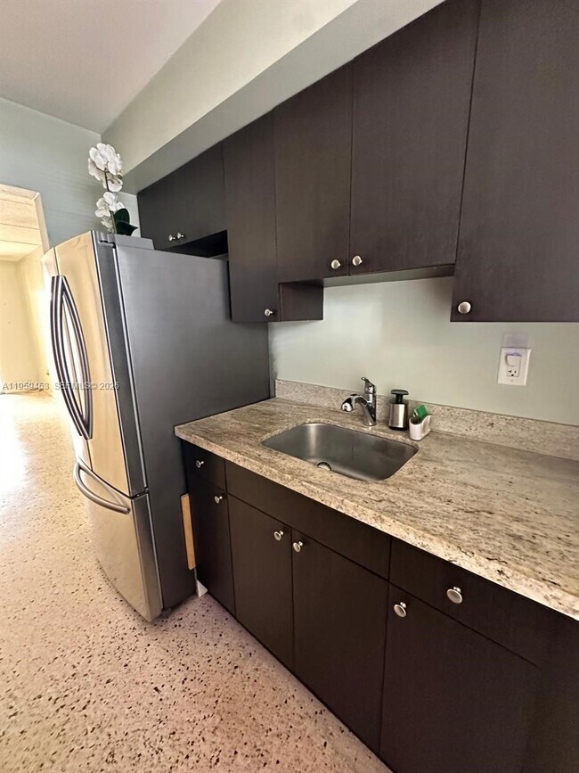 Building Photo - 1154 W 35th St