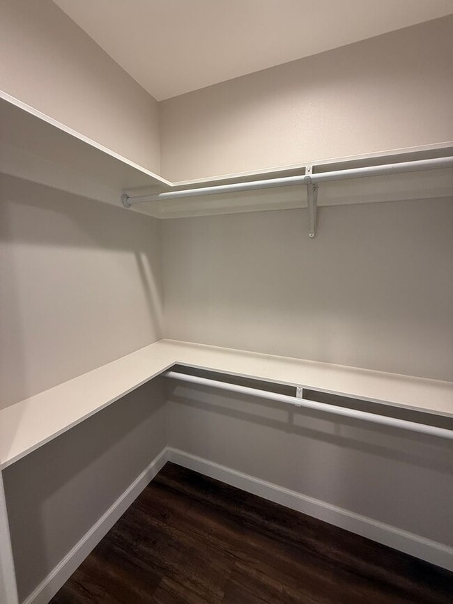 Building Photo - Amazing 1 Bedroom Back Home in La Crescenta!