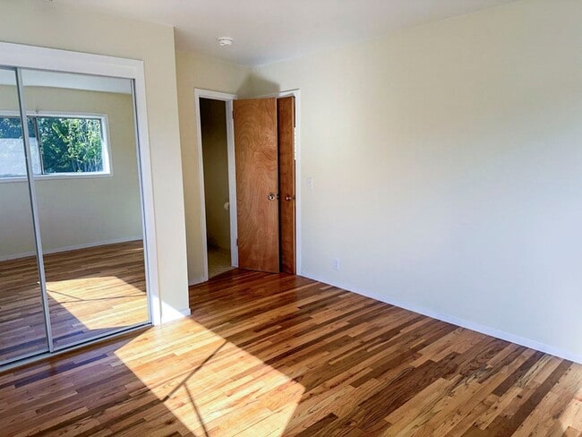 Building Photo - Pet-Friendly 3/2 Home Has A Spacious Layout & Recent Renovations Throughout!