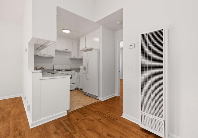 Building Photo - Discover the charm of this top-floor apart...