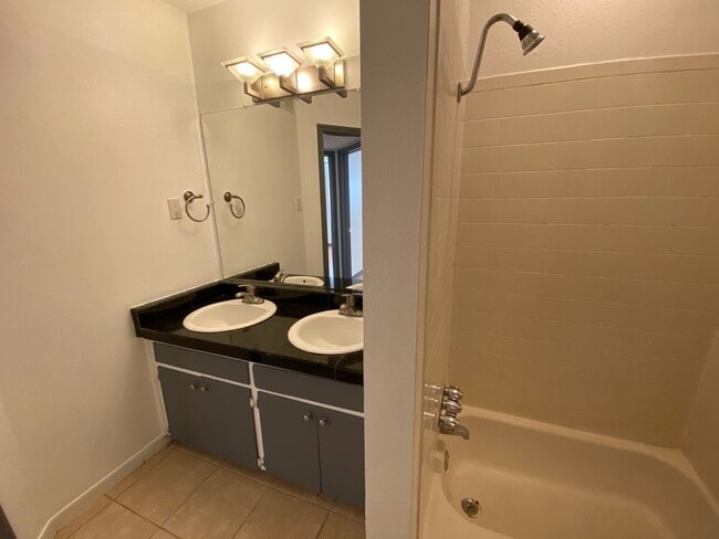 Building Photo - AVAILABLE:  2 BR-1 BA Hyde Park Condo / Laminate Wood Floors / Close to UT and Downtown