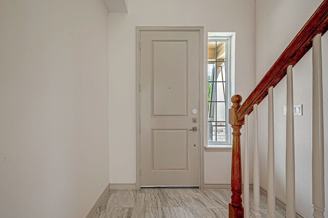 Building Photo - 5530 Hirondel St