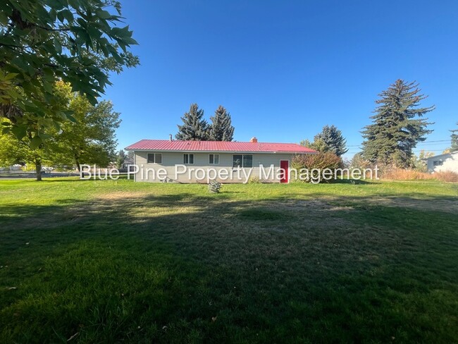 Building Photo - 810 Bergeson Dr