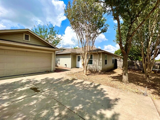 Building Photo - 4 bedroom, 2 bath, 1 story  home in Manor