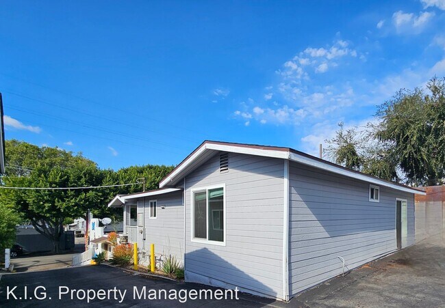 Building Photo - 3 br, 2 bath Apartment - 3232 Verdugo Road...